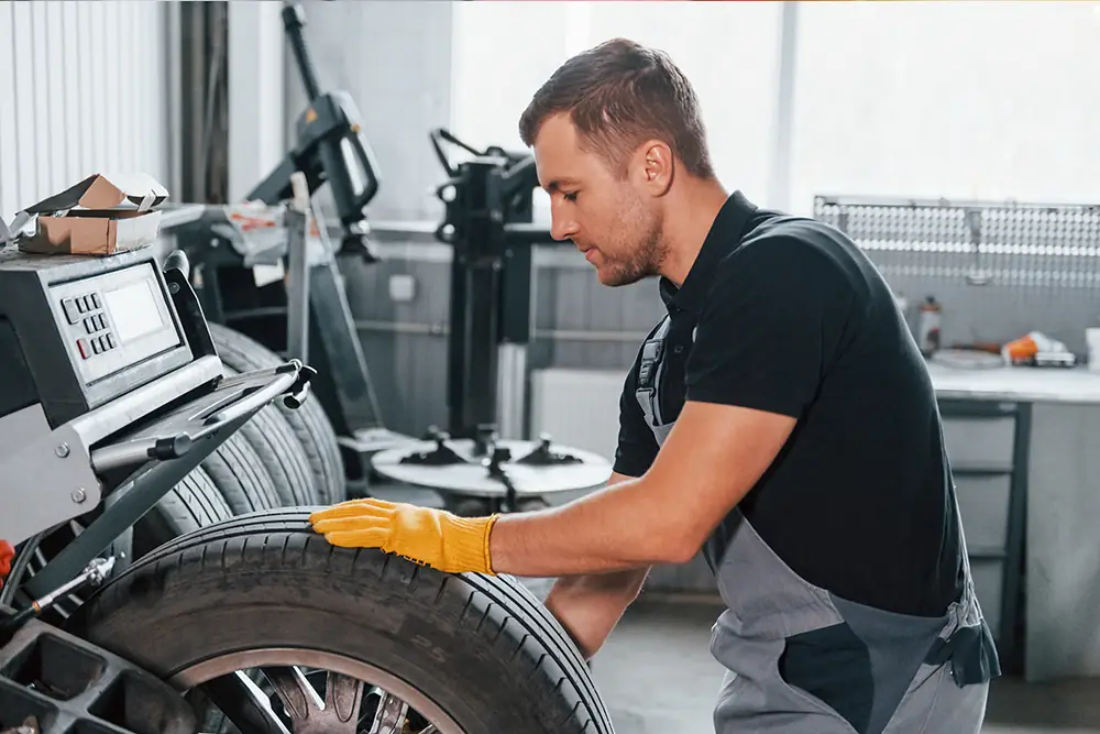 Manage Mobile Fleet & Static Bays Simultaneously via Tyre Fitting Software UK